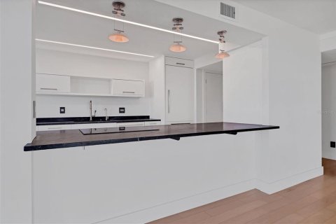 Condo in Sarasota, Florida, 2 bedrooms № 2395988 - photo 9