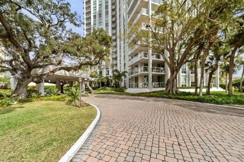 Condo in Sarasota, Florida, 2 bedrooms № 2395988 - photo 2