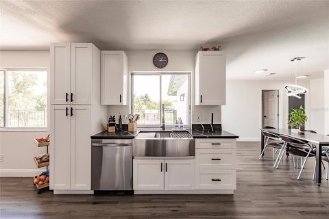 Casa en venta en North Fort Myers, Florida, 4 dormitorios, 151.24 m2 № 1816011 - foto 13