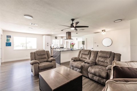 Casa en venta en North Fort Myers, Florida, 4 dormitorios, 151.24 m2 № 1816011 - foto 9