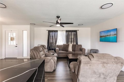 Casa en venta en North Fort Myers, Florida, 4 dormitorios, 151.24 m2 № 1816011 - foto 8