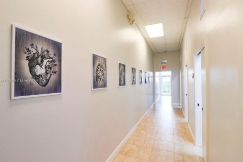 Commercial property in Miami, Florida № 1980697 - photo 3