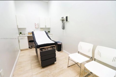 Commercial property in Miami, Florida № 1980697 - photo 2