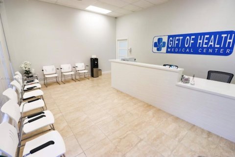 Commercial property in Miami, Florida № 1980697