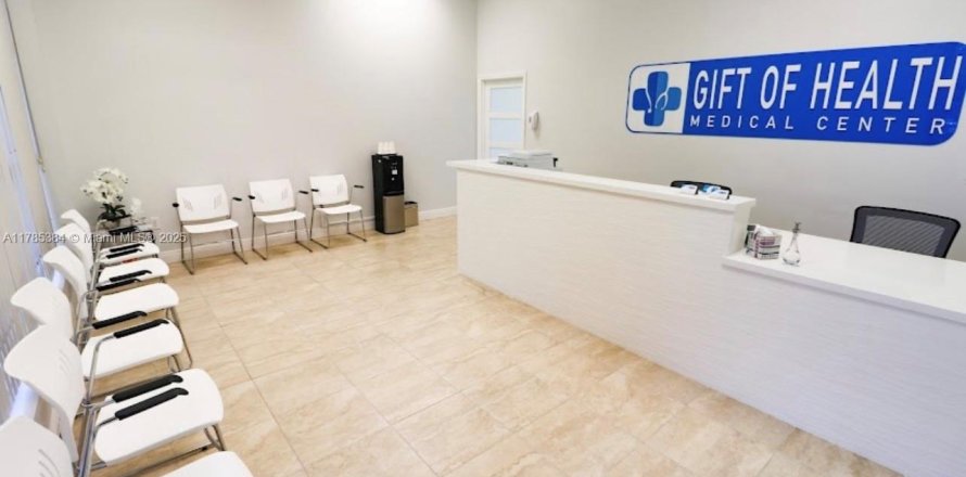 Commercial property in Miami, Florida № 1980697