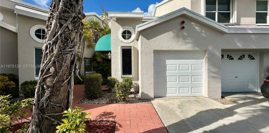 Condo in Pembroke Pines, Florida, 3 bedrooms  № 2041138