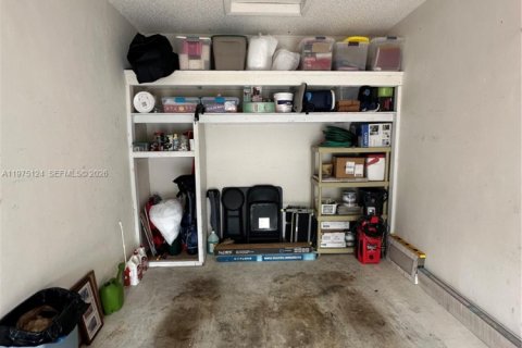 Condo in Pembroke Pines, Florida, 3 bedrooms  № 2041138 - photo 17