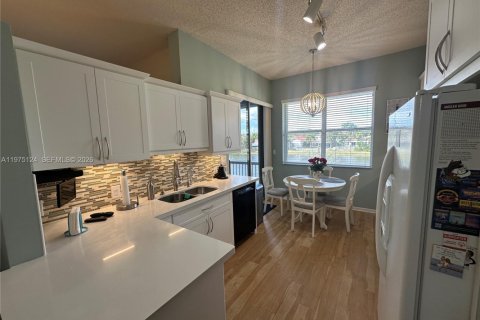 Condo in Pembroke Pines, Florida, 3 bedrooms  № 2041138 - photo 2