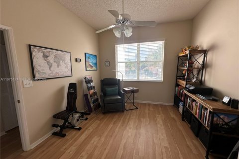 Condo in Pembroke Pines, Florida, 3 bedrooms  № 2041138 - photo 25