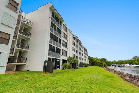 Condo in Aventura, Florida, 3 bedrooms  № 2010771 - photo 29