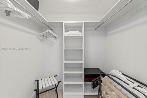 Снять в аренду кондоминиум в Холливуд, Флорида 2 спальни, 104.61м2, № 1958873 - фото 15