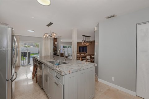 House in Coconut Creek, Florida 4 bedrooms, 204.01 sq.m. № 2066328 - photo 4