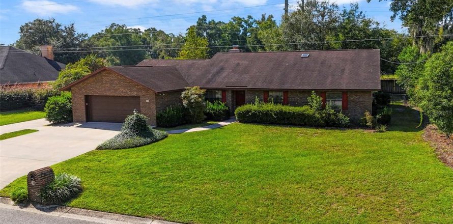 House in Ocala, Florida 3 bedrooms, 246.28 sq.m. № 2229491