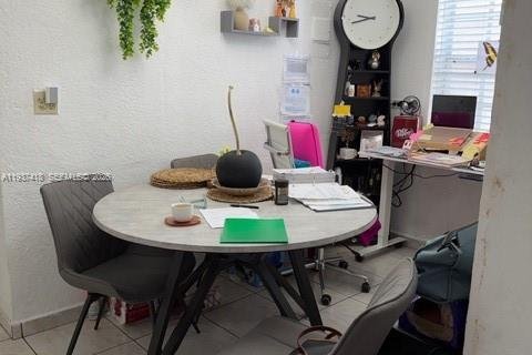 Casa en venta en Hialeah, Florida, 4 dormitorios, 139.54 m2 № 1995248 - foto 4