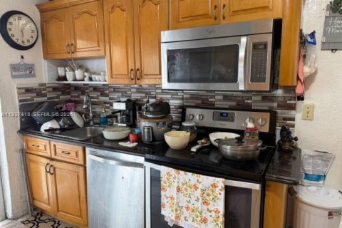 Casa en venta en Hialeah, Florida, 4 dormitorios, 139.54 m2 № 1995248 - foto 5