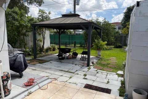 Casa en venta en Hialeah, Florida, 4 dormitorios, 139.54 m2 № 1995248 - foto 11