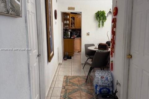 Casa en venta en Hialeah, Florida, 4 dormitorios, 139.54 m2 № 1995248 - foto 2