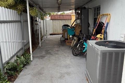 Casa en venta en Hialeah, Florida, 4 dormitorios, 139.54 m2 № 1995248 - foto 8