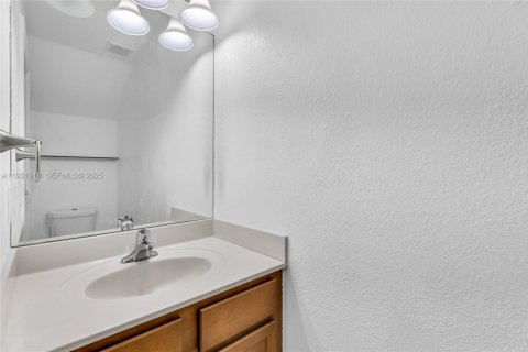 Touwnhouse à vendre à Hialeah, Floride: 3 chambres, 143.53 m2 № 1990393 - photo 13