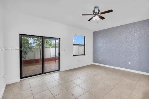 Touwnhouse à vendre à Hialeah, Floride: 3 chambres, 143.53 m2 № 1990393 - photo 10