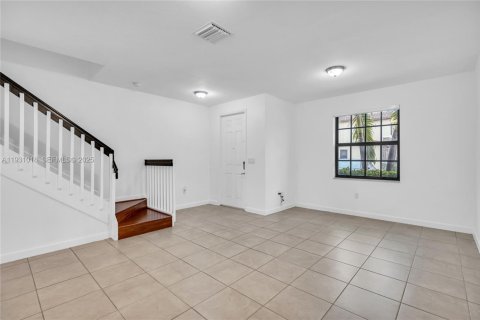 Touwnhouse à vendre à Hialeah, Floride: 3 chambres, 143.53 m2 № 1990393 - photo 5
