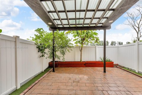 Touwnhouse à vendre à Hialeah, Floride: 3 chambres, 143.53 m2 № 1990393 - photo 26
