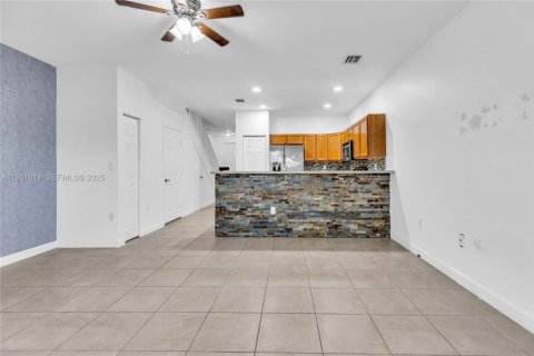 Touwnhouse à vendre à Hialeah, Floride: 3 chambres, 143.53 m2 № 1990393 - photo 12