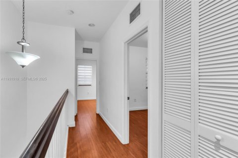Touwnhouse à vendre à Hialeah, Floride: 3 chambres, 143.53 m2 № 1990393 - photo 14