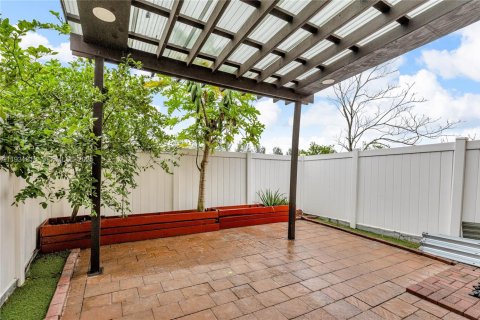 Touwnhouse à vendre à Hialeah, Floride: 3 chambres, 143.53 m2 № 1990393 - photo 25