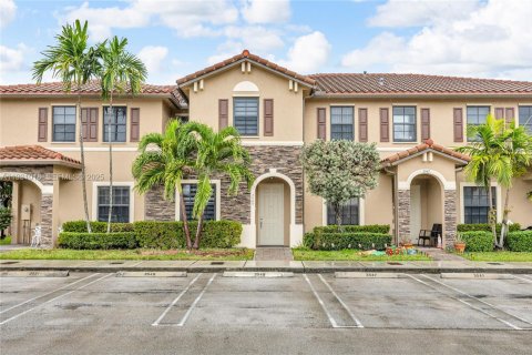 Touwnhouse à vendre à Hialeah, Floride: 3 chambres, 143.53 m2 № 1990393 - photo 2