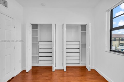 Touwnhouse à vendre à Hialeah, Floride: 3 chambres, 143.53 m2 № 1990393 - photo 21