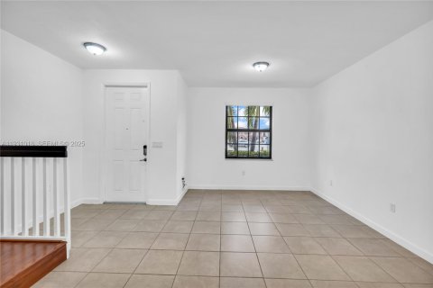 Touwnhouse à vendre à Hialeah, Floride: 3 chambres, 143.53 m2 № 1990393 - photo 4