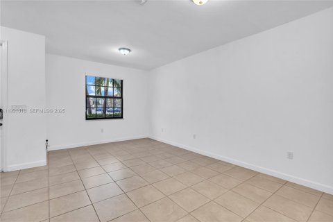 Touwnhouse à vendre à Hialeah, Floride: 3 chambres, 143.53 m2 № 1990393 - photo 3