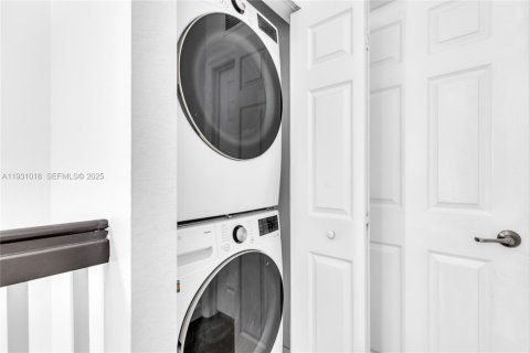 Touwnhouse à vendre à Hialeah, Floride: 3 chambres, 143.53 m2 № 1990393 - photo 15