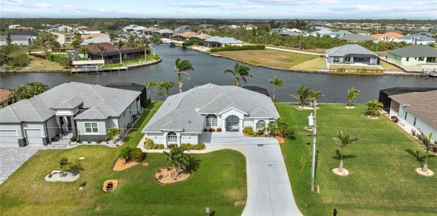 Casa en Port Charlotte, Florida 3 dormitorios, 207.92 m2 № 1777847