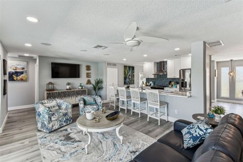 House in Seminole, Florida 3 bedrooms, 207.73 sq.m. № 1828093 - photo 14