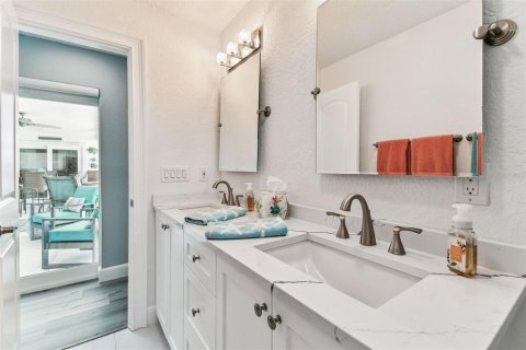 House in Seminole, Florida 3 bedrooms, 207.73 sq.m. № 1828093 - photo 26