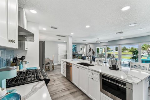 House in Seminole, Florida 3 bedrooms, 207.73 sq.m. № 1828093 - photo 8