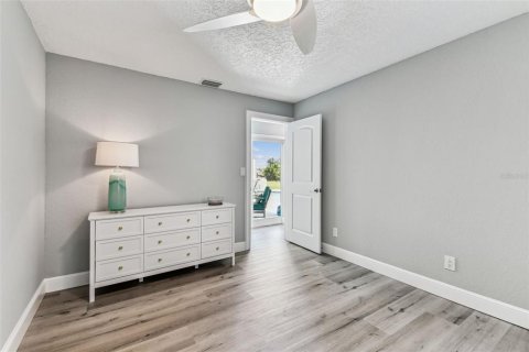 House in Seminole, Florida 3 bedrooms, 207.73 sq.m. № 1828093 - photo 24