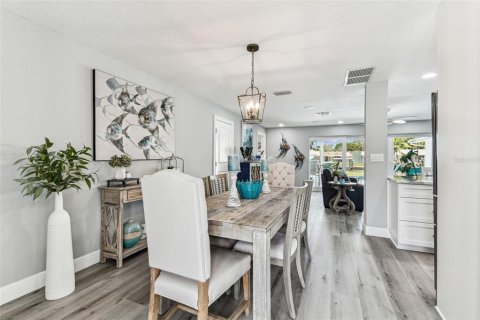 House in Seminole, Florida 3 bedrooms, 207.73 sq.m. № 1828093 - photo 4