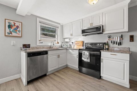 House in Tampa, Florida 4 bedrooms, 130.43 sq.m. № 1875753 - photo 7