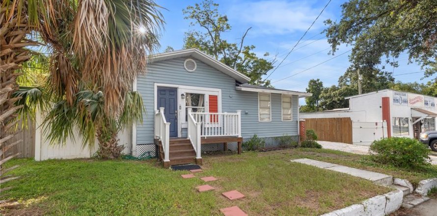 House in Tampa, Florida 4 bedrooms, 130.43 sq.m. № 1875753