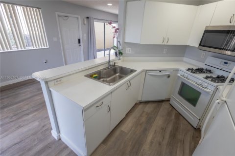 Купить виллу или дом в Майами, Флорида 3 спальни, 108.79м2, № 2007440 - фото 13