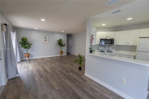 Дом в Майами, Флорида 3 спальни, 108.79м2 № 2007440