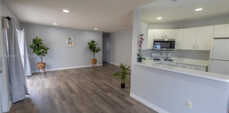 Дом в Майами, Флорида 3 спальни, 108.79м2 № 2007440