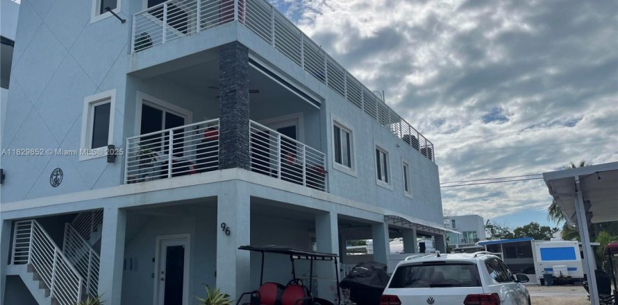 House in Key Largo, Florida 4 bedrooms, 189.52 sq.m. № 1802823