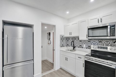 House in Fort Lauderdale, Florida 2 bedrooms, 77.48 sq.m. № 1995060 - photo 8