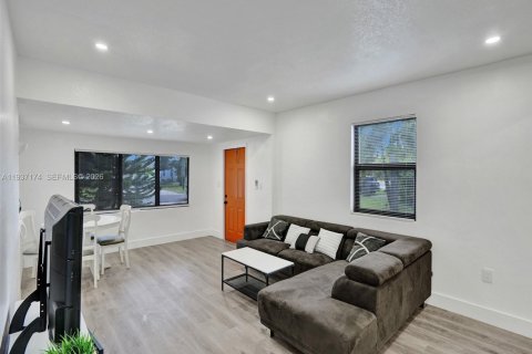 House in Fort Lauderdale, Florida 2 bedrooms, 77.48 sq.m. № 1995060 - photo 4
