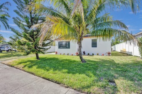 House in Fort Lauderdale, Florida 2 bedrooms, 77.48 sq.m. № 1995060 - photo 2