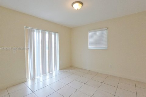 Снять в аренду виллу или дом в Лейк-Уорт, Флорида 2 спальни, 92.9м2, № 2066814 - фото 4